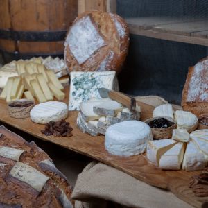 plateau de fromage et pain