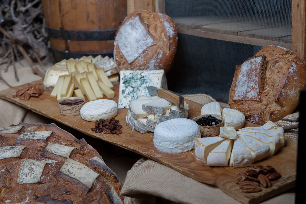 plateau de fromage et pain