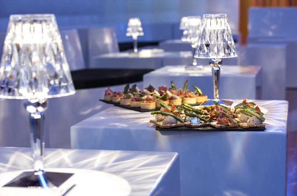 Tables dressées avec plateaux de petits fours